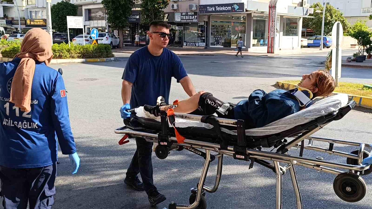 Antalya\'da Motosiklet Kazası: Genç Kadın Yaralandı