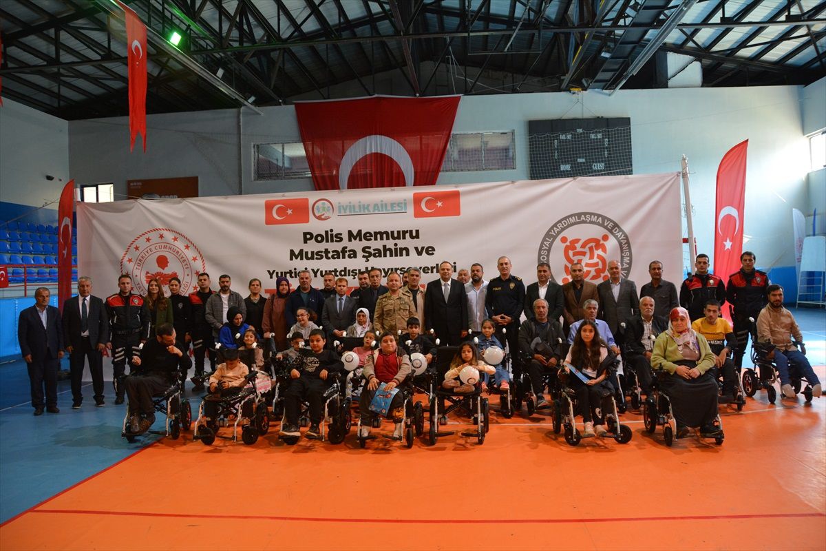 Tatvan\'da 20 Engelliye Akülü Sandalye