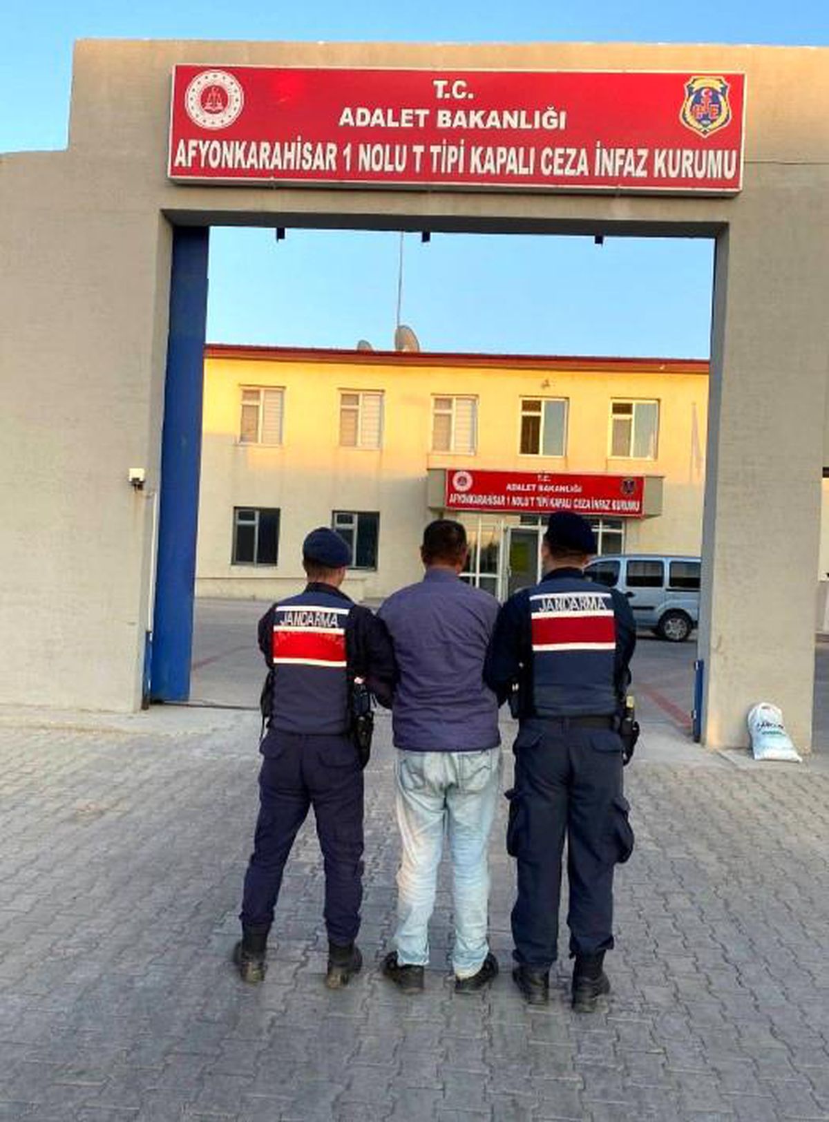 Jandarma, Aranan Şahısı Yakaladı