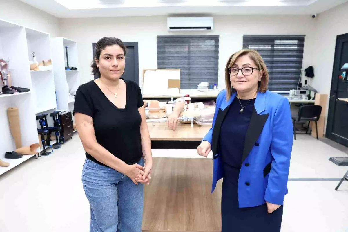 Dolandırılan depremzede Senem için Gaziantep\'te yeni protez çalışmaları başladı