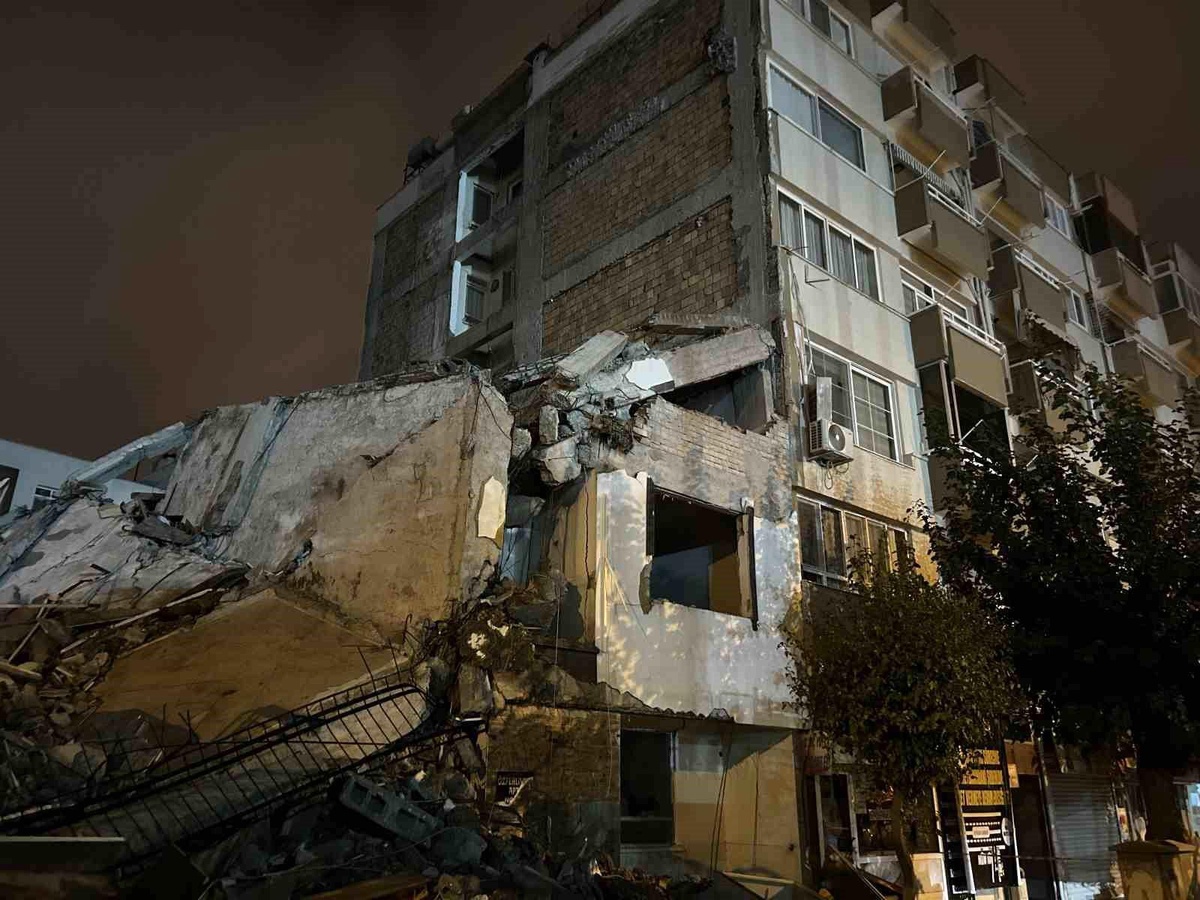 İskenderun\'da Yıkımda Kaza: Apartmana Duvar Düştü