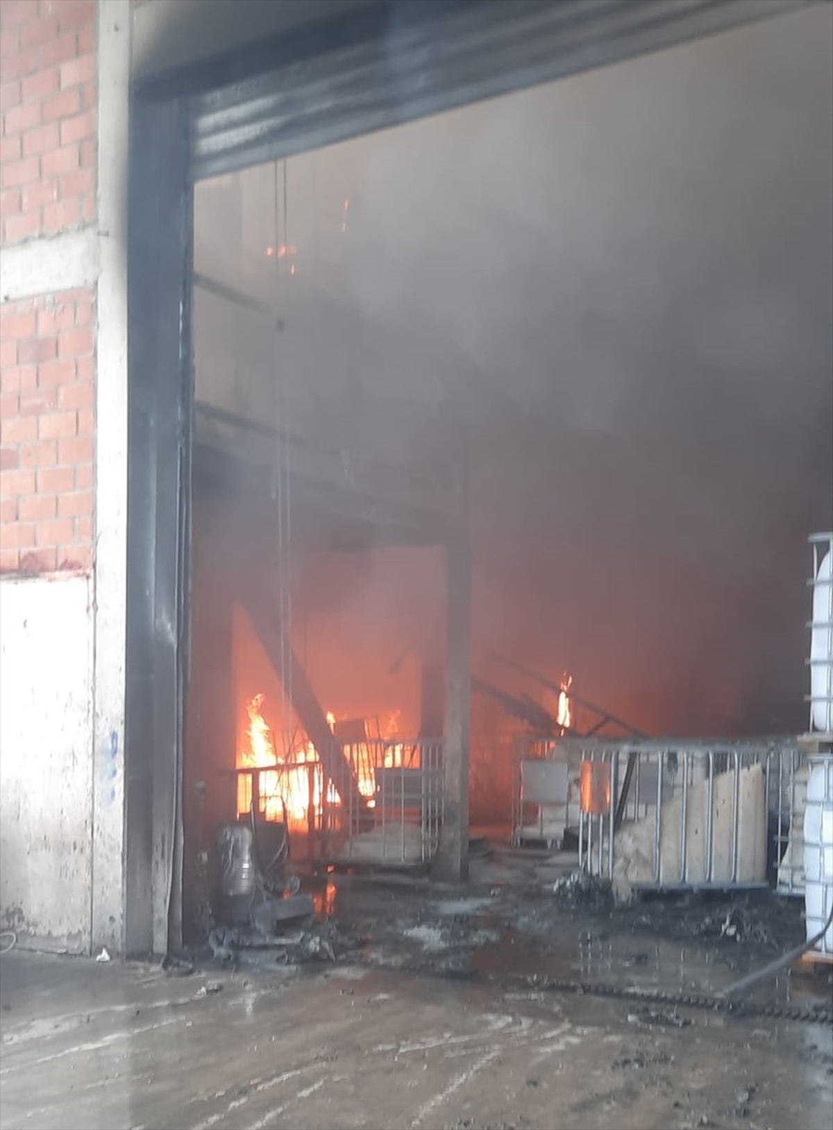 İzmir\'de Geri Dönüşüm Fabrikasında Yangın