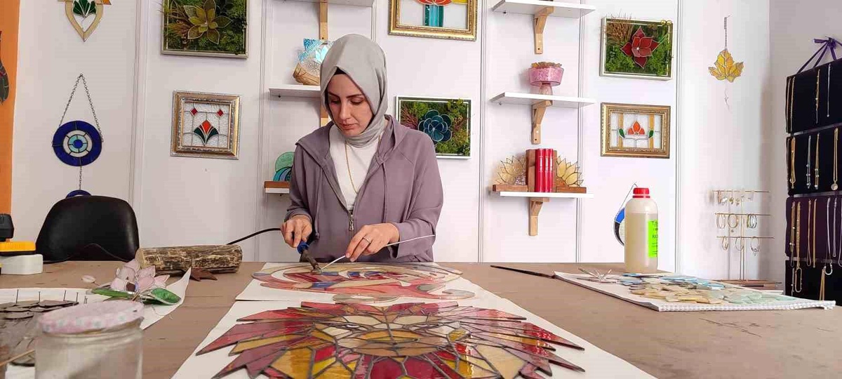 Diyarbakır\'da Vitray Sanatını Yaşatıyor