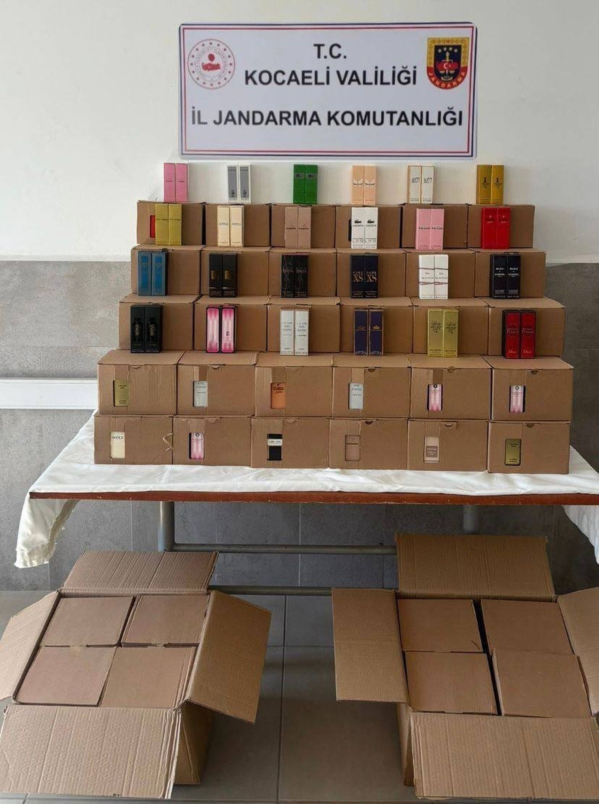 Kocaeli\'de Sahte Parfüm ve Sigara Operasyonu