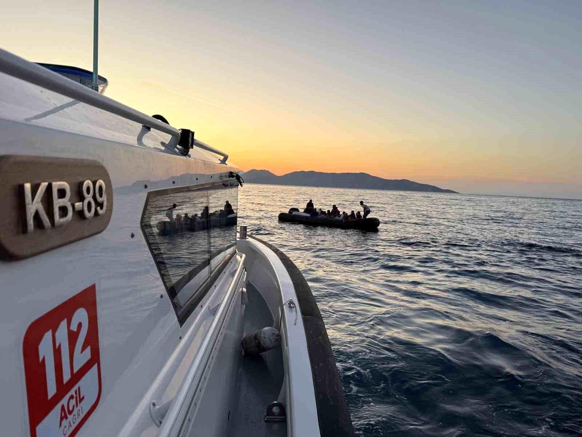 Kuşadası\'nda 17 Düzensiz Göçmen Kurtarıldı