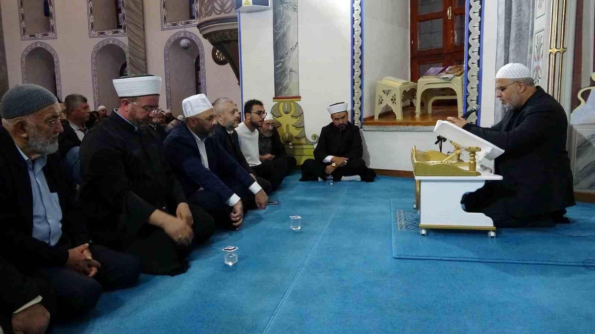Kütahya Ulu Cami\'de Sabah Namazı Buluşması