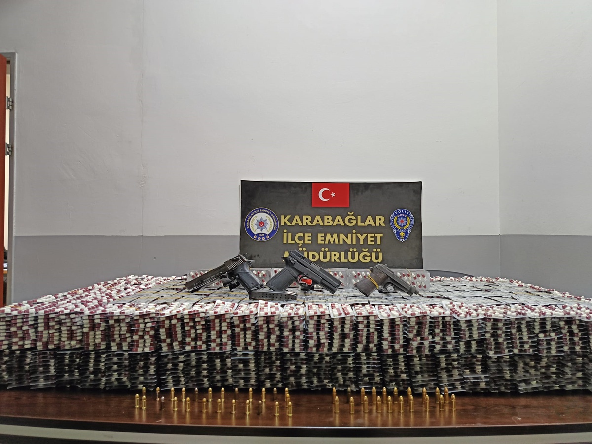 İzmir\'de Otomobilde Uyuşturucu ve Silah Ele Geçirildi