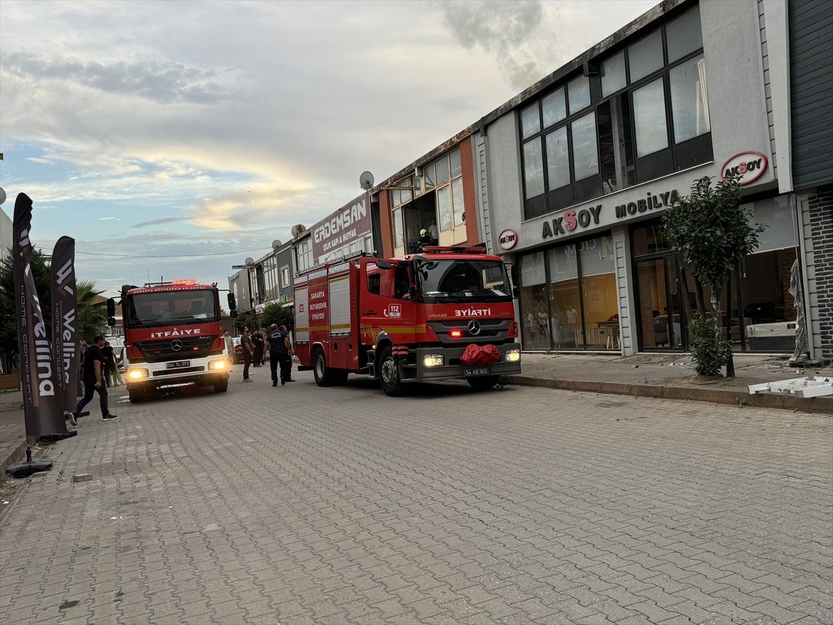 Serdivan\'da Mobilya İmalathanesinde Yangın