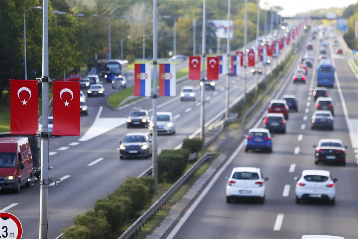Sırbistan\'ın başkenti Belgrad, Cumhurbaşkanı Erdoğan\'ın ziyareti öncesi bayraklarla donatıldı