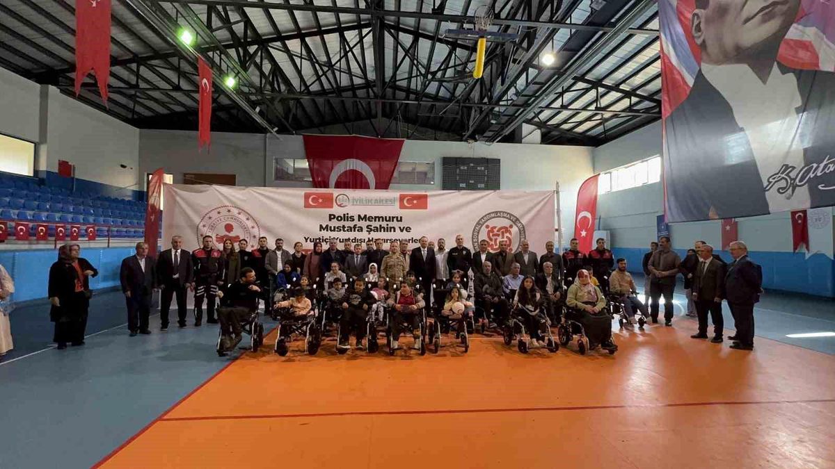 Tatvan\'da 20 Engelliye Akülü Araç Dağıtıldı