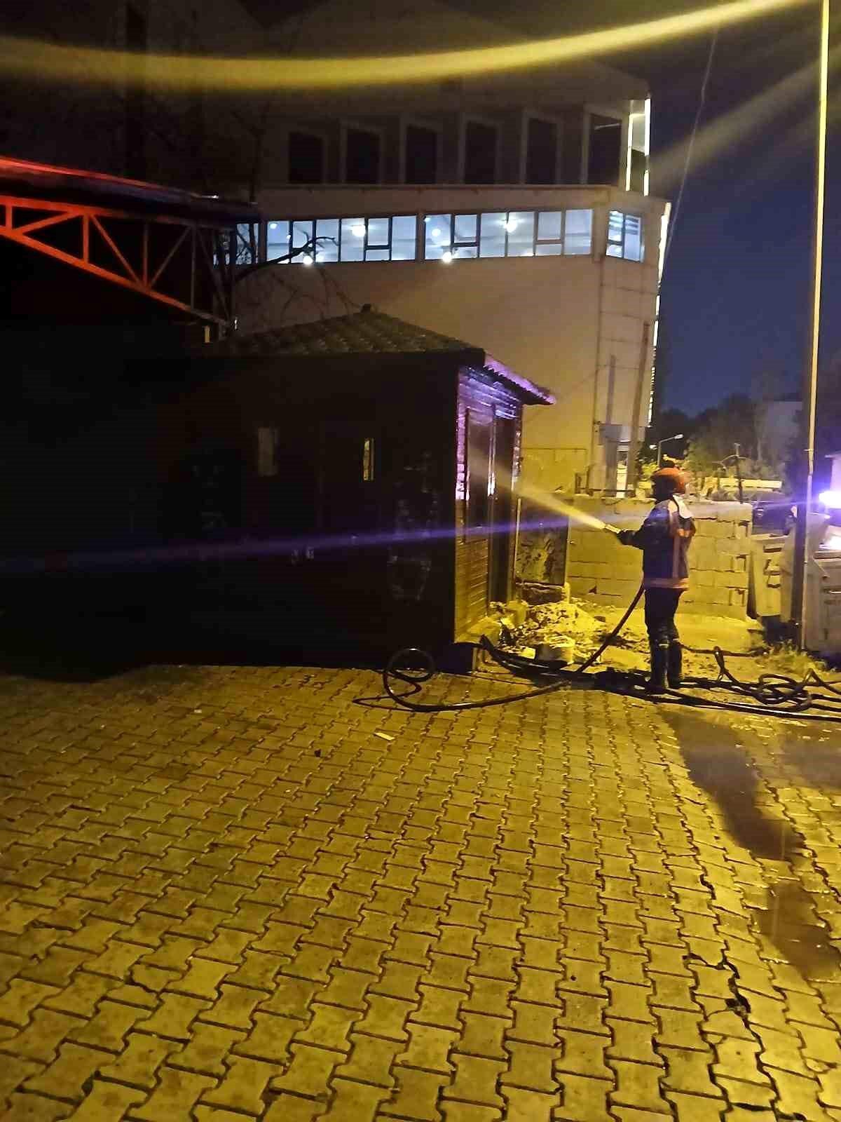 Tatvan\'da Zabıta Kulübesinde Yangın Çıktı