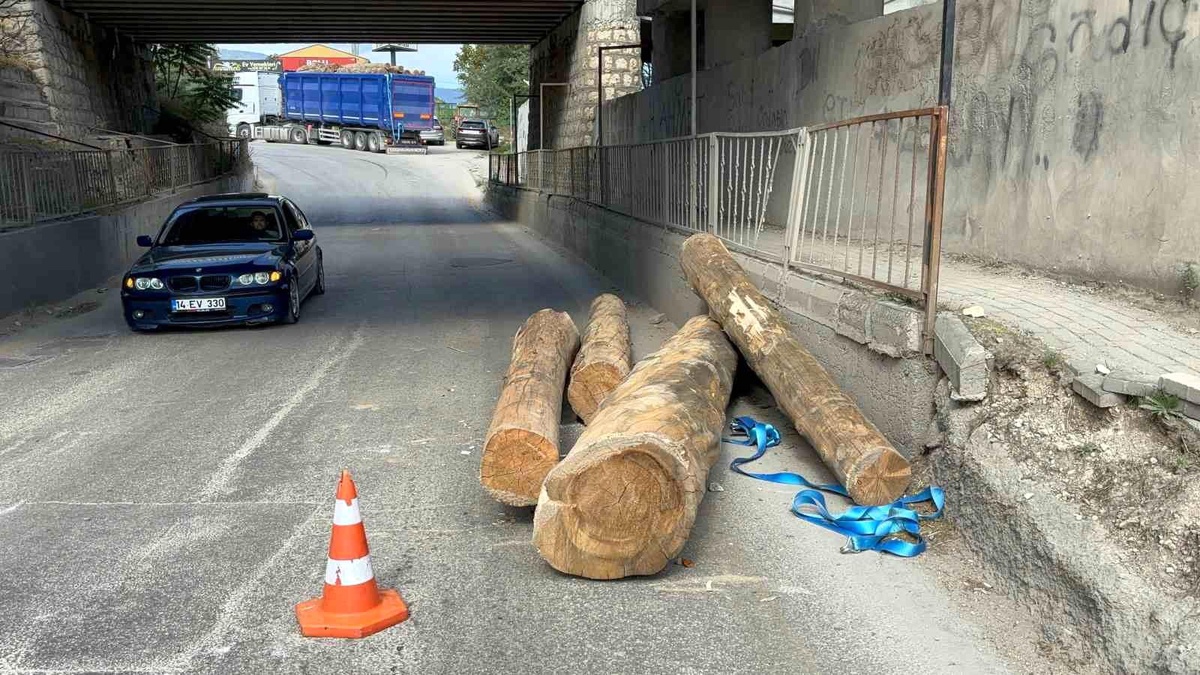 Bolu\'da Tır Yükü Düşerek Trafiği Kilitledi