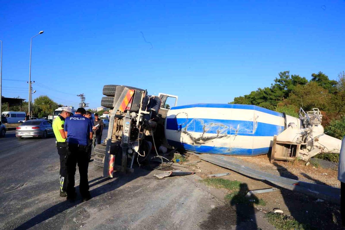 Antalya\'da Beton Mikseri Kaza Yaptı, Sürücü Hastaneye Kaldırıldı