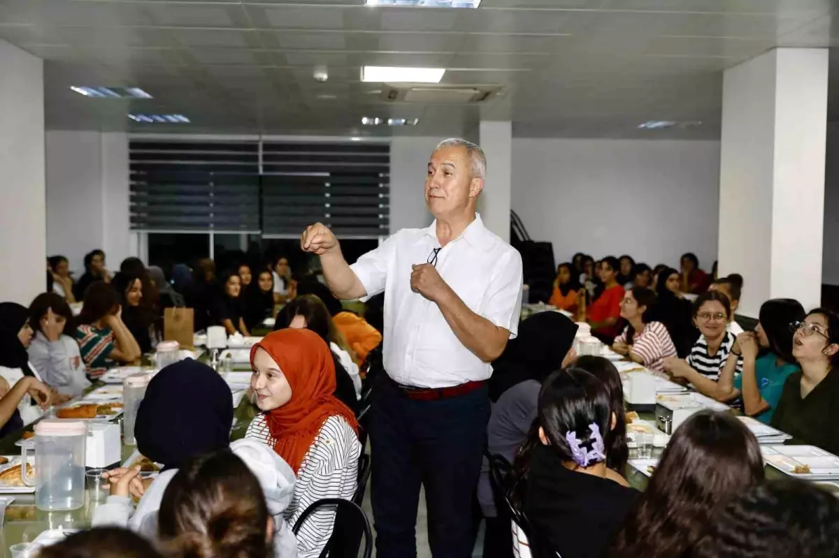 Alanya Belediye Başkanı Özçelik, Dünya Kız Çocukları Günü\'nü kutladı