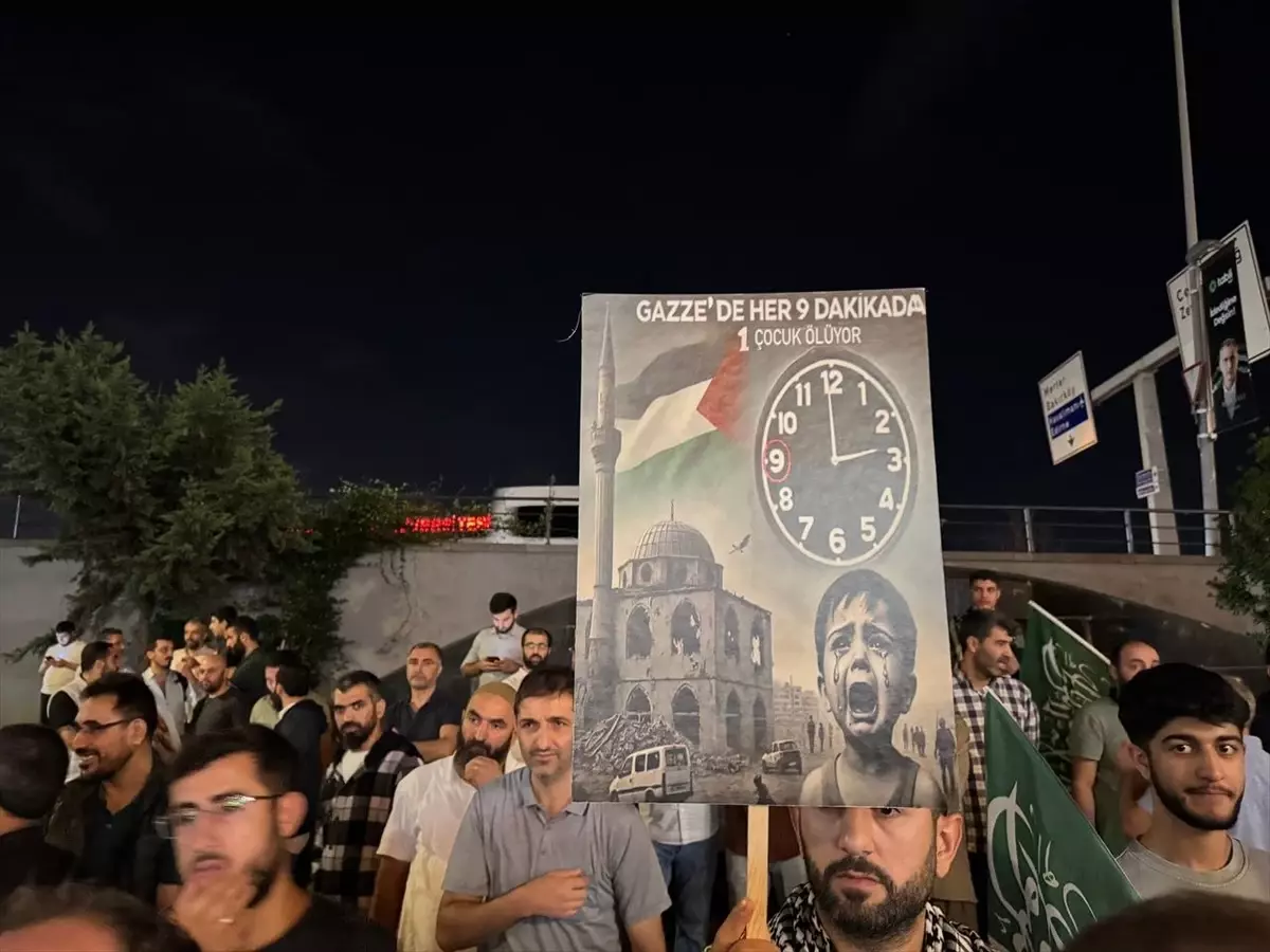 Starbucks Önünde İsrail Karşıtı Protesto