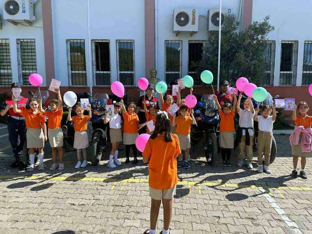 Kız Çocukları Günü\'nde Jandarma Ziyareti