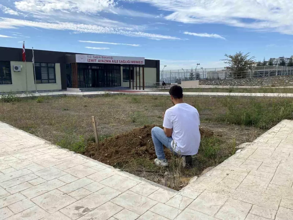 Kocaeli\'nde Sağlık Ocağı Bahçesinde Mezarlık Görünümü