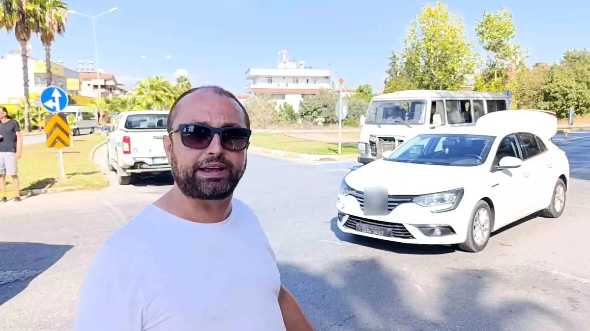 Manavgat\'ta Kavşakta İki Ayrı Kaza: Muhtar Trafik Işığı Talep Ediyor