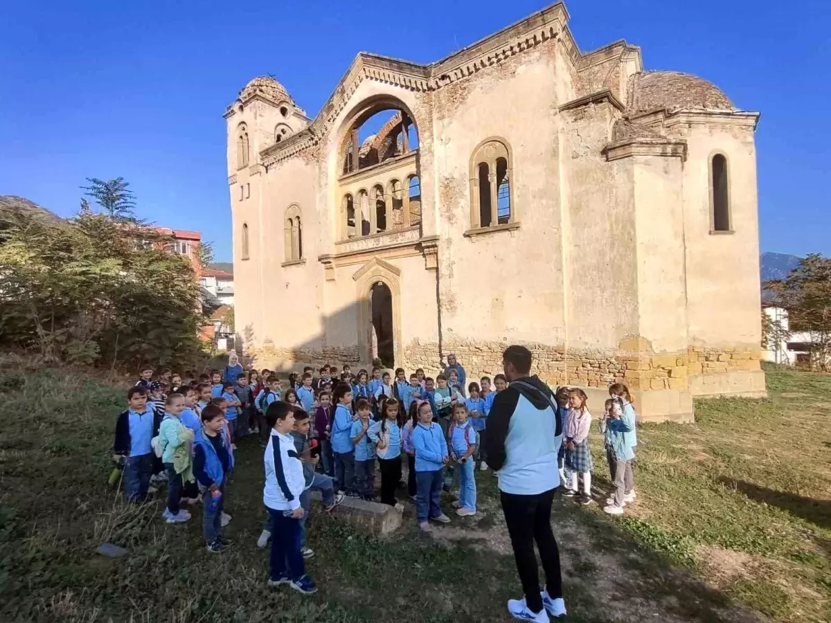 Minik Öğrenciler Tarihi Yerleri Gezerek Kültürel Değerleri Öğreniyor