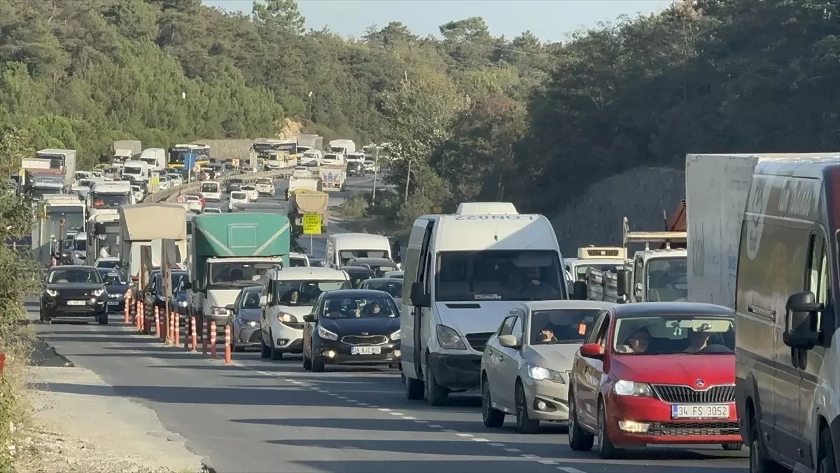 Arnavutköy\'de Yol Çalışması Trafiği Felç Etti