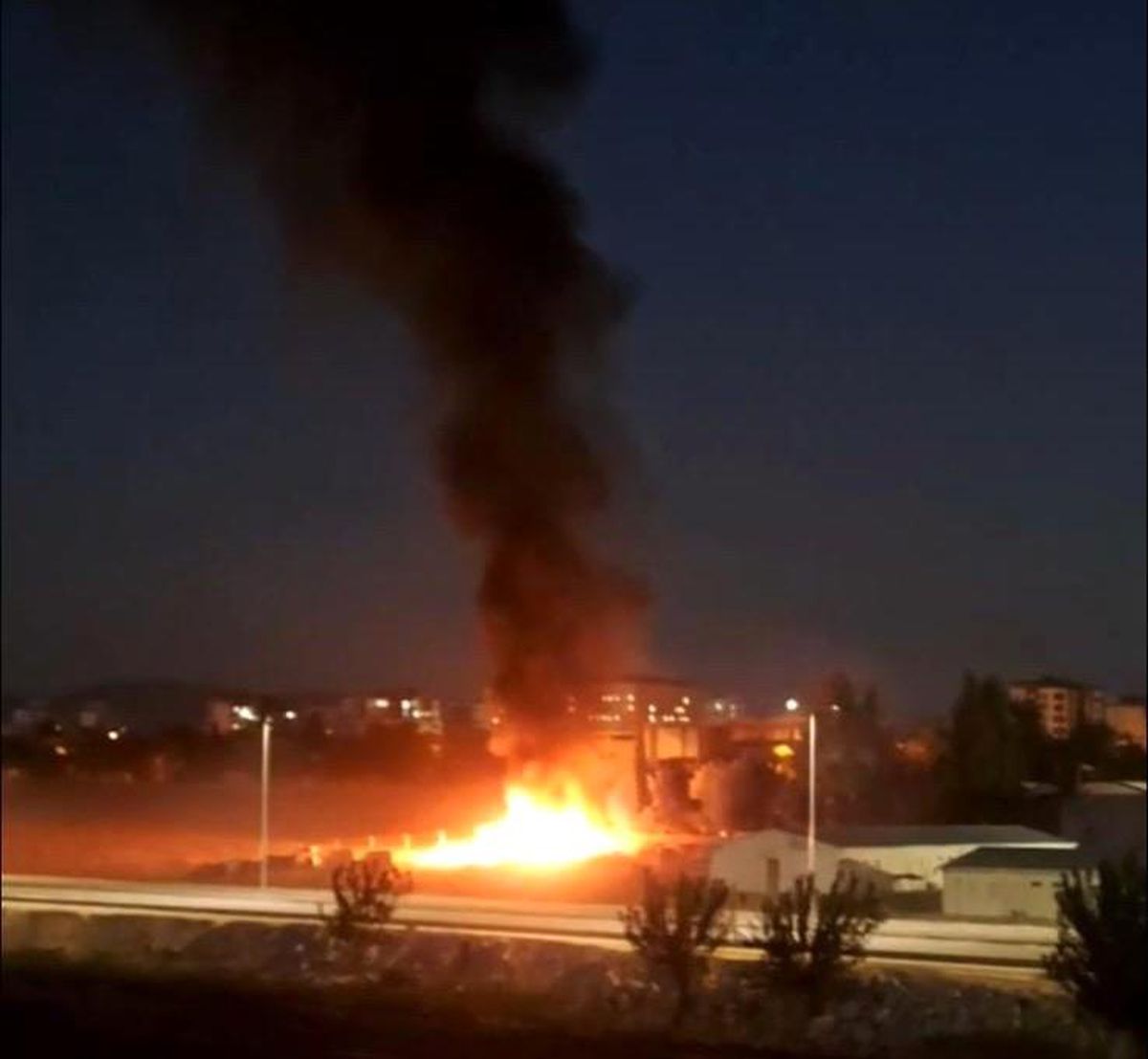 Adıyaman\'da Atık Malzemeler Yangın Çıkardı