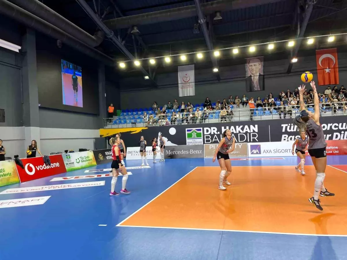 Bahçelievler Belediyesi Kadın Voleybol Takımı, Sultanlar Ligi\'nde İlk Maçını Kazandı