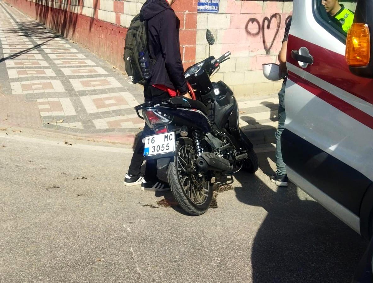 İnegöl\'de Otomobil-Motosiklet Kazası: 3 Yaralı