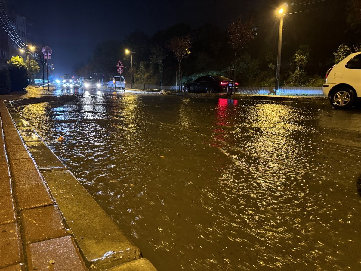 Bursa\'da Sağanak Hayatı Olumsuz Etkiledi