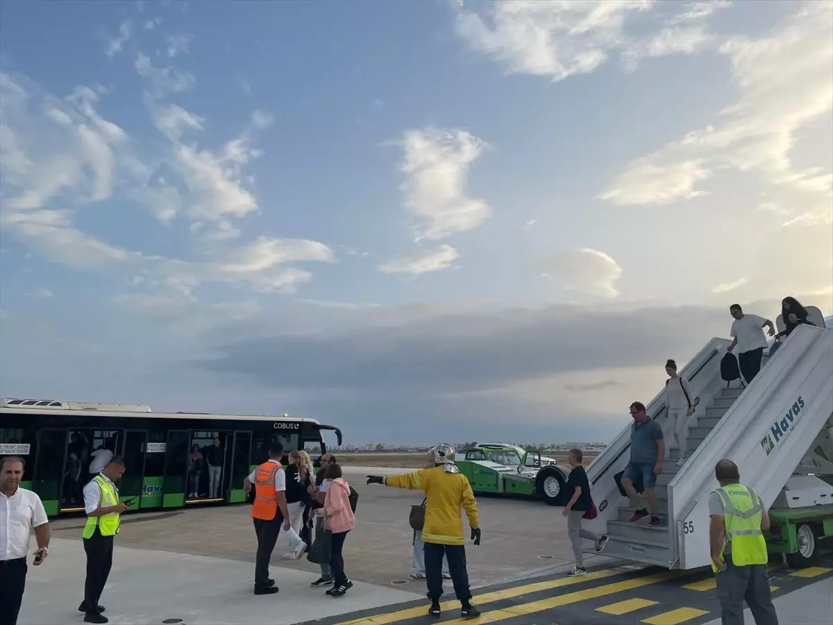 Münih-Antalya uçağında tekerlek patladı