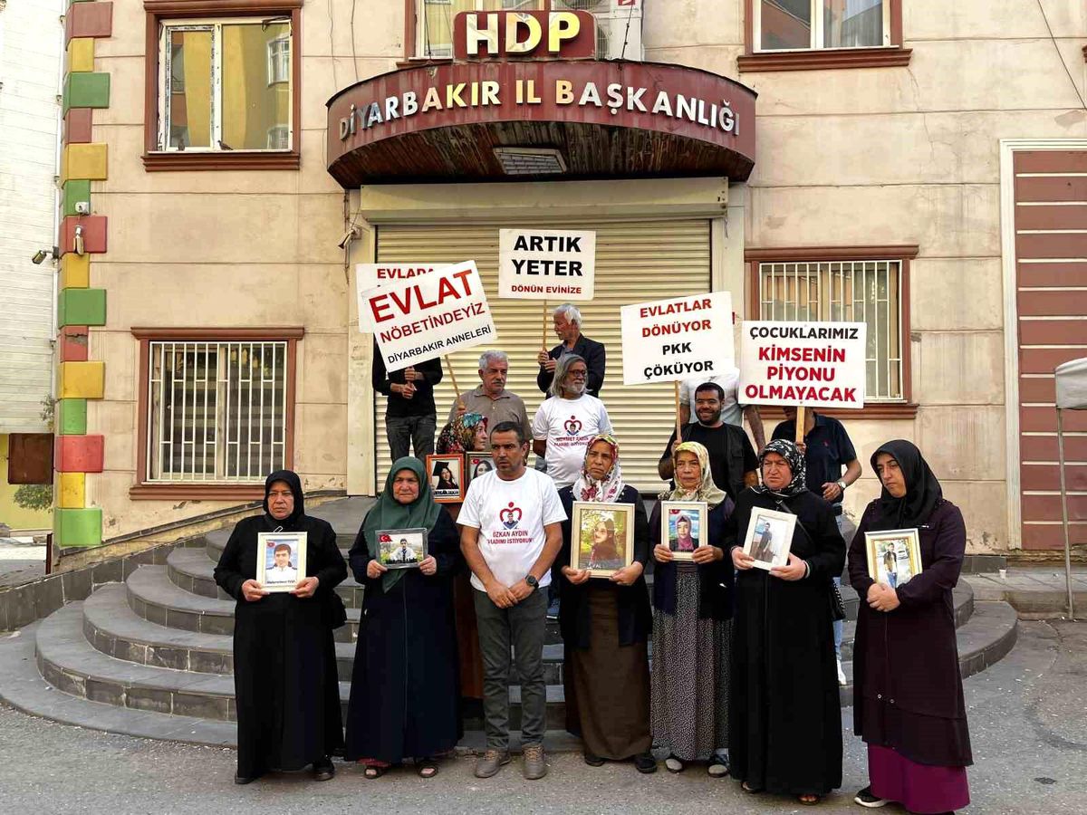 Aileler HDP Önünde Nöbete Devam Ediyor