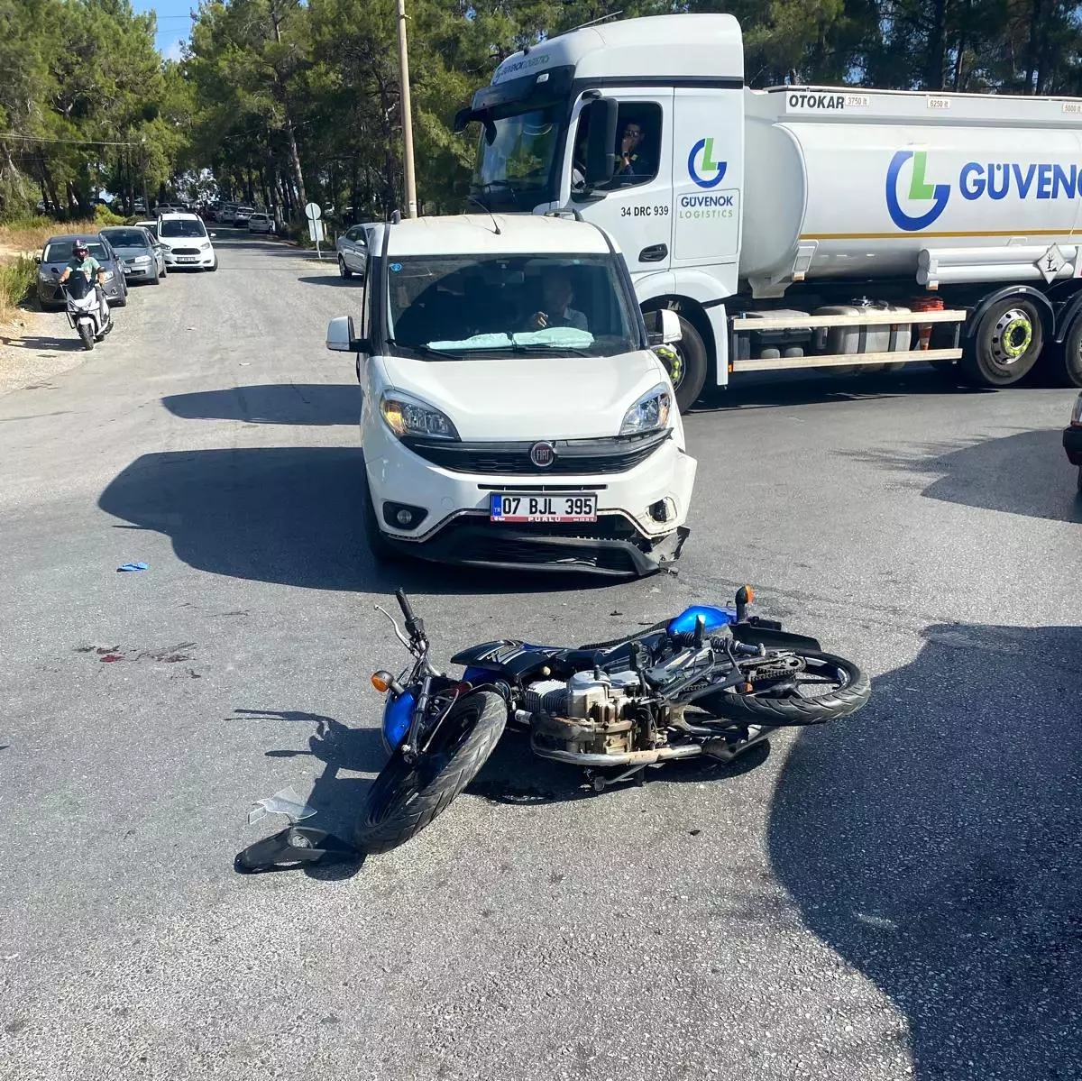 Antalya\'da Trafik Kazası: Motosiklet Sürücüsü Yaralandı