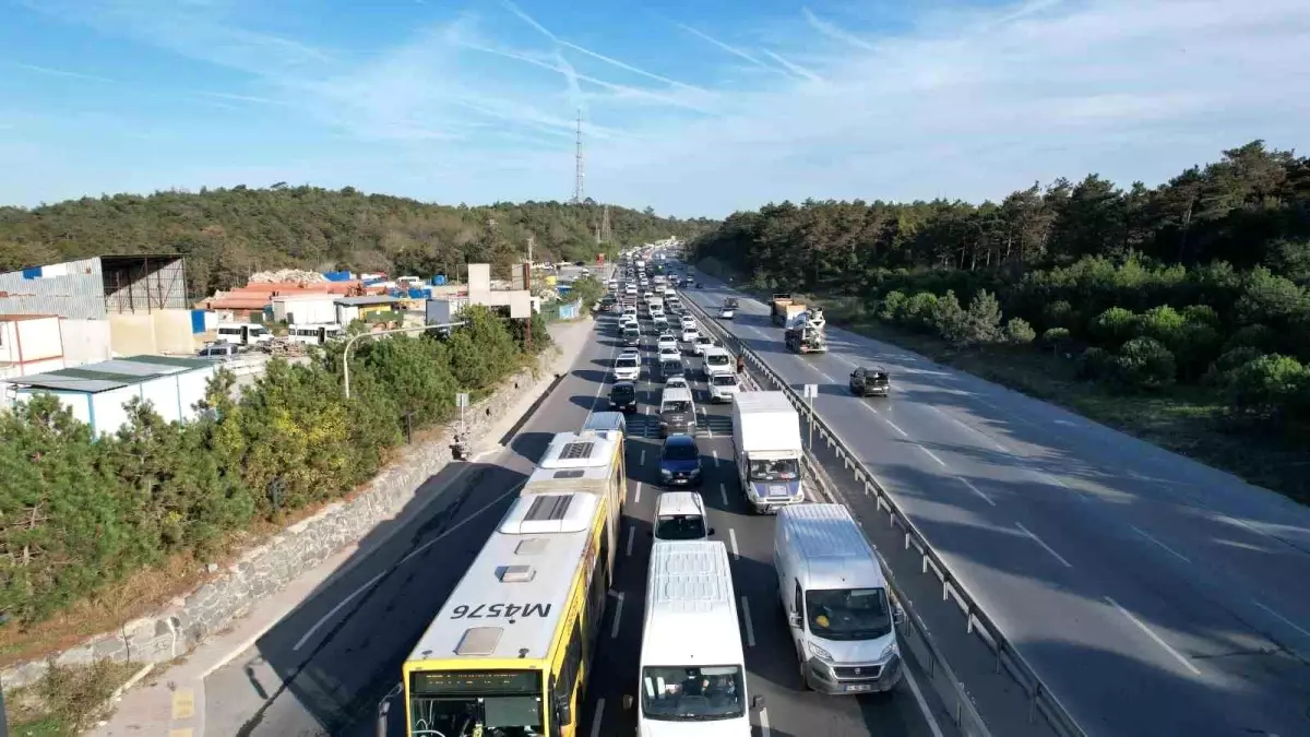 Arnavutköy\'de Yol Çalışması Trafiği Felç Etti