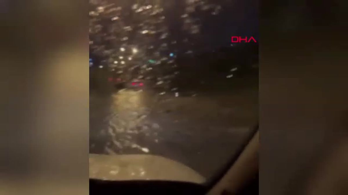 İstanbul\'da Sağanak Yağış: Kazalar ve Trafik Sorunları