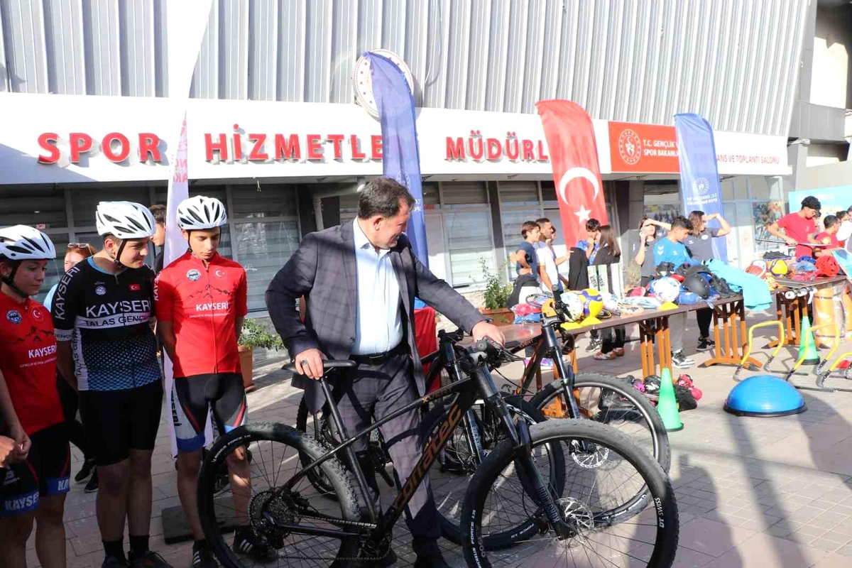 Kayseri\'de Spor Malzemeleri Dağıtımı