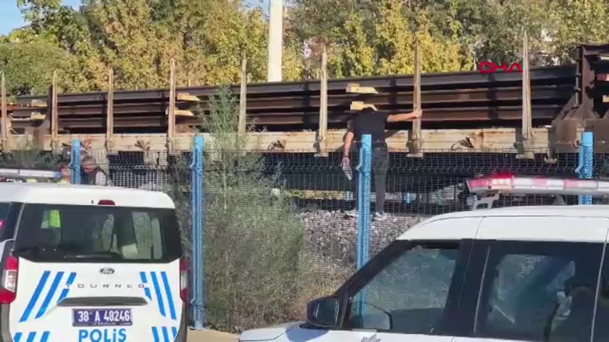 Yük Treni Çarptı: 65 Yaşında Adam Hayatını Kaybetti