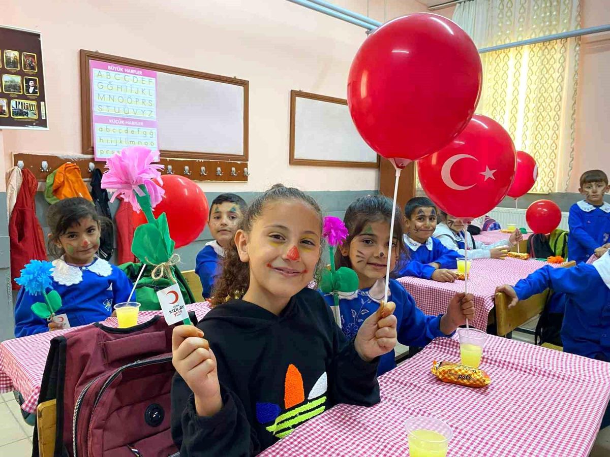 Kızılay gönüllülerinden öğrencilere renkli etkinlik