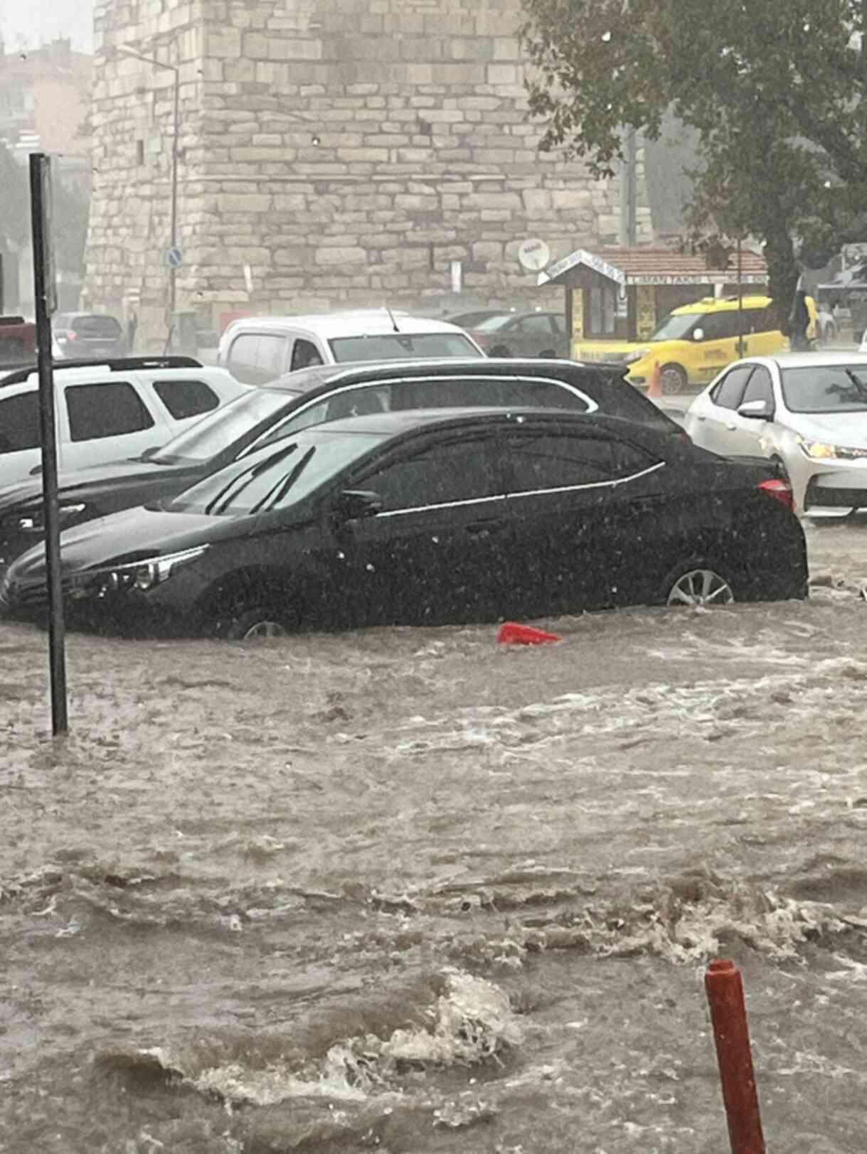 Meteoroloji uyarmıştı: Dakikalar içinde etkili oldu, cadde ve sokaklar göle döndü