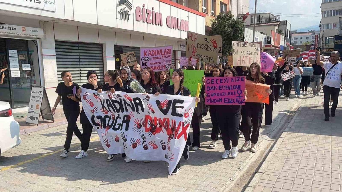 Osmaniye\'de Öğrencilerden Şiddet Protestosu