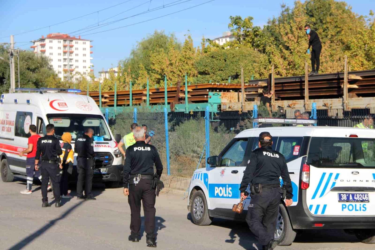 Yük Treni Çarpması: Bir Kişi Hayatını Kaybetti