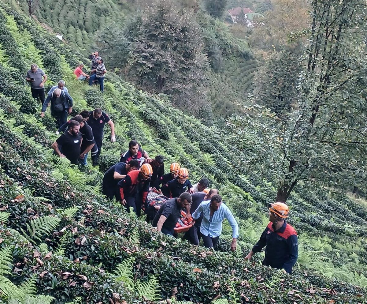 Rize\'de yamaçtan yuvarlanan otomobilin sürücüsü öldü, eşi yaralandı