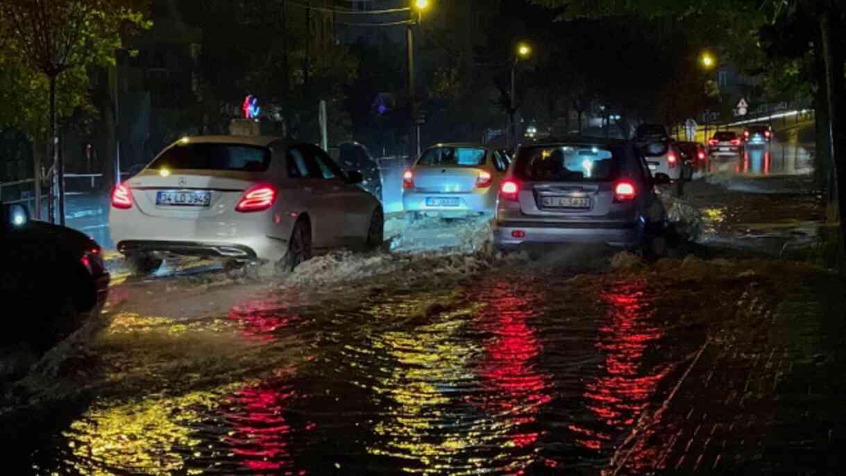 Sağanak, fırtına ve dolu dakikalar içinde etkili oldu, çatılar uçtu, minareler devrildi