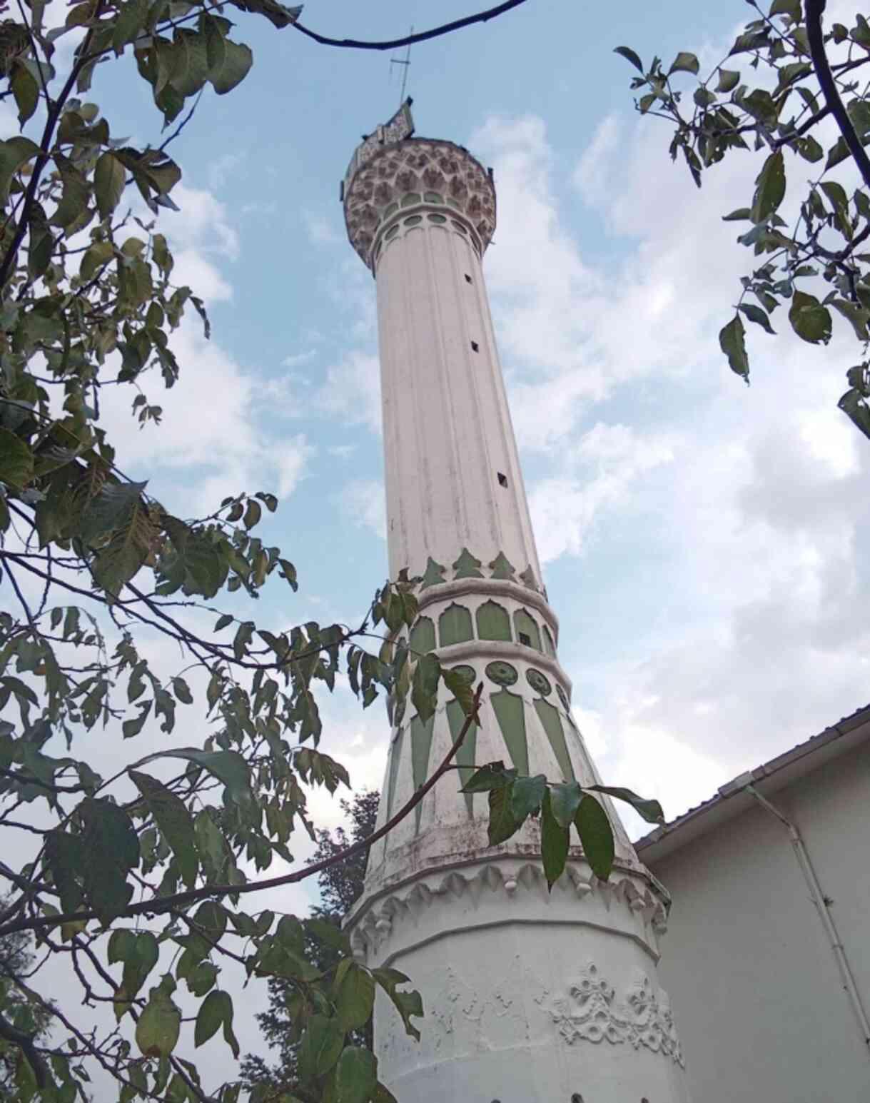 Sağanak ve fırtına dakikalar içinde etkili oldu, çatılar uçtu, minareler devrildi