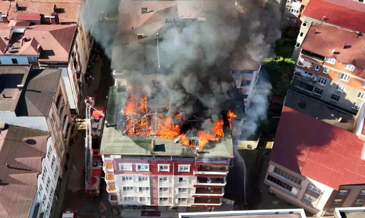 Ordu\'da Apartmanda Yangın: Çatı ve Daireler Zarar Gördü