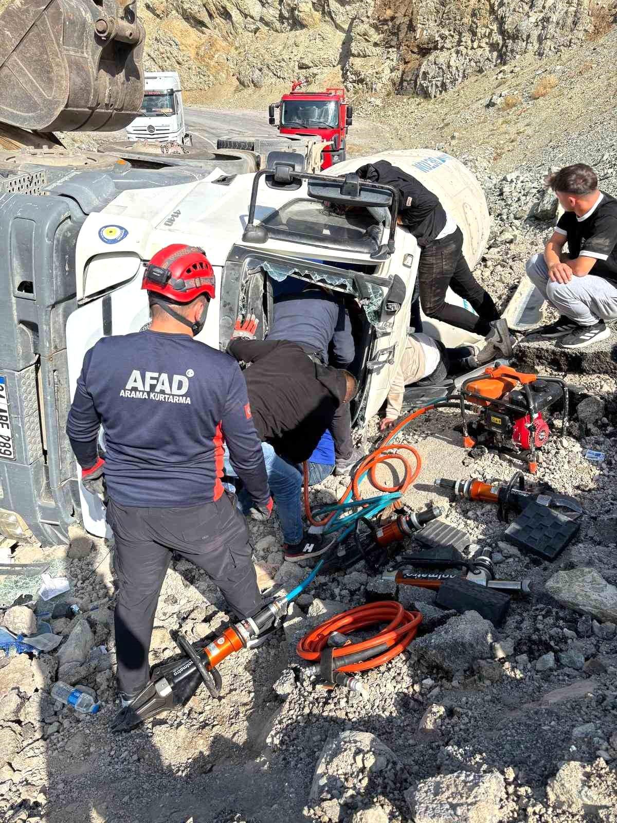 Tunceli\'de Mikser Devrildi, Sürücü Sıkıştı