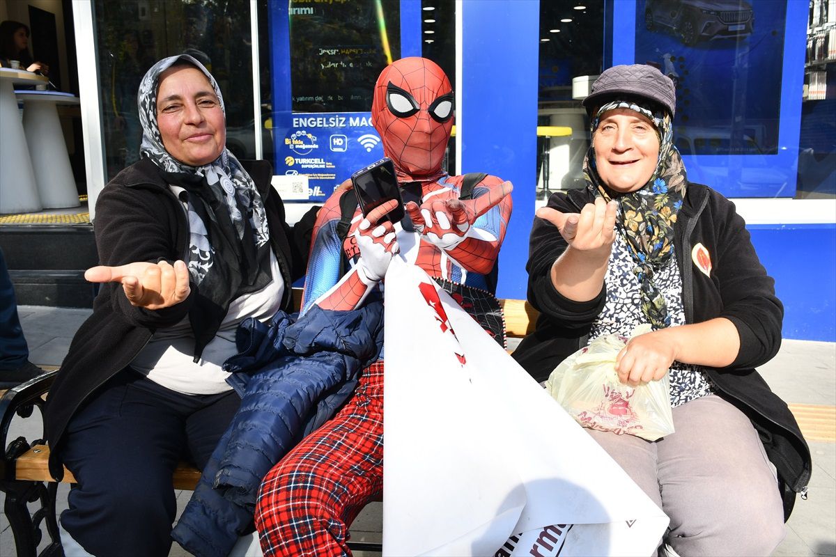 Örümcek Adam, Türkiye\'yi Geziyor!