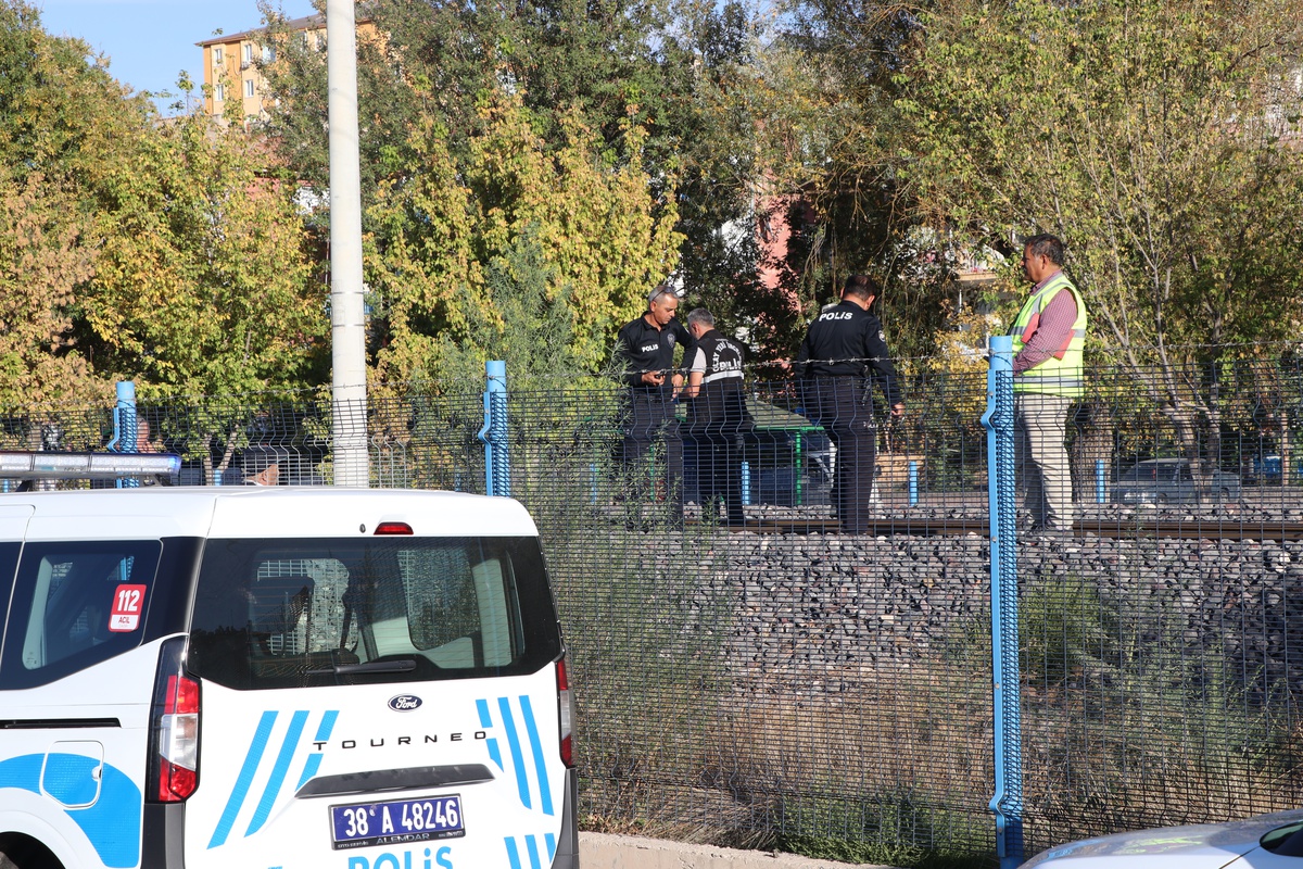 Kayseri\'de Yük Treni Çarptı: Bir Ölü