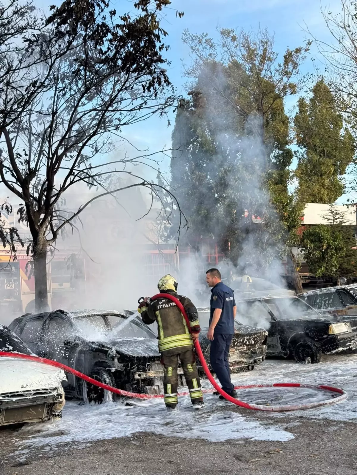 Etimesgut\'ta Otopark Yangını: 5 Araç Kül Oldu