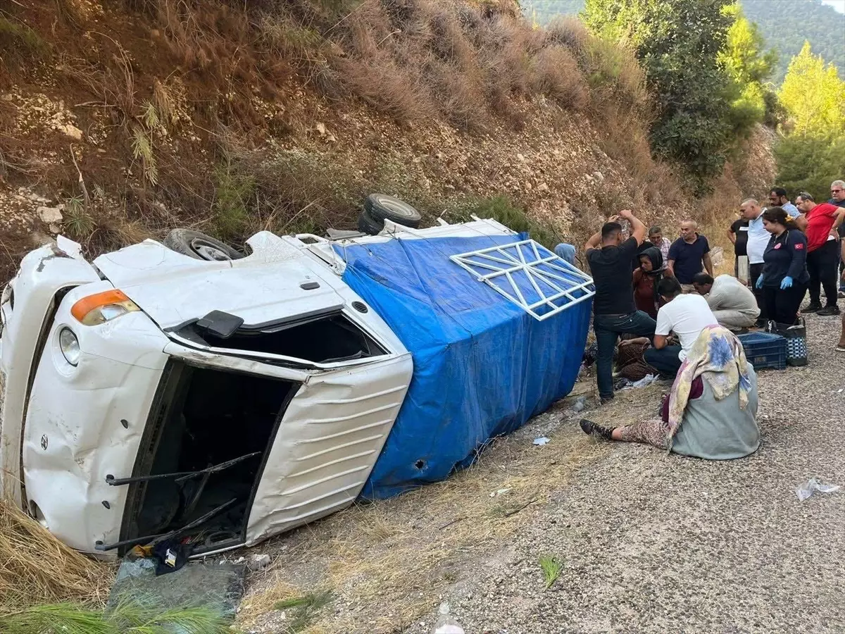 Finike\'de Tarım İşçilerini Taşıyan Kamyonet Devrildi