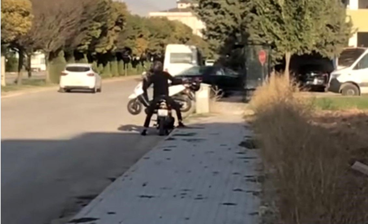 Arızalı Motosiklet Taşıma Aşkı
