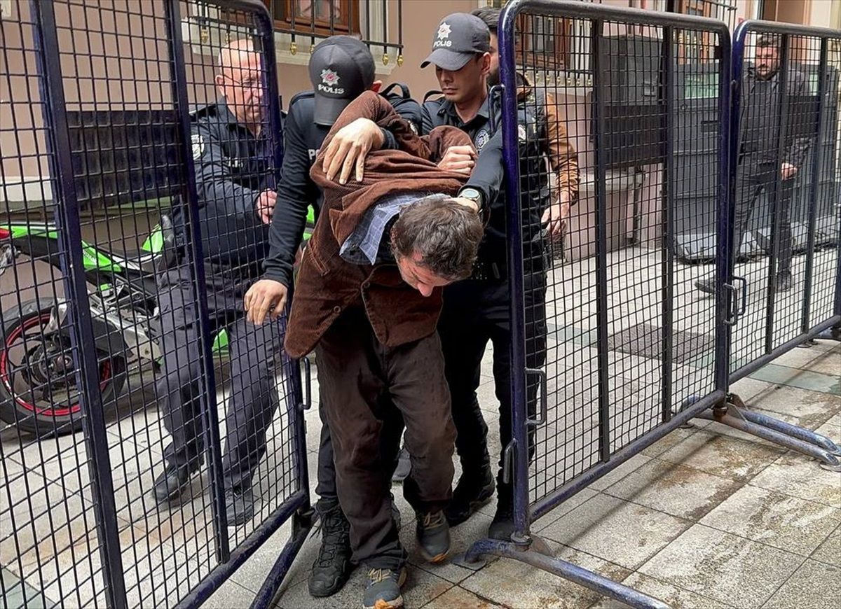 Beyoğlu\'nda polise bıçakla saldıran şüpheli adliyeye sevk edildi